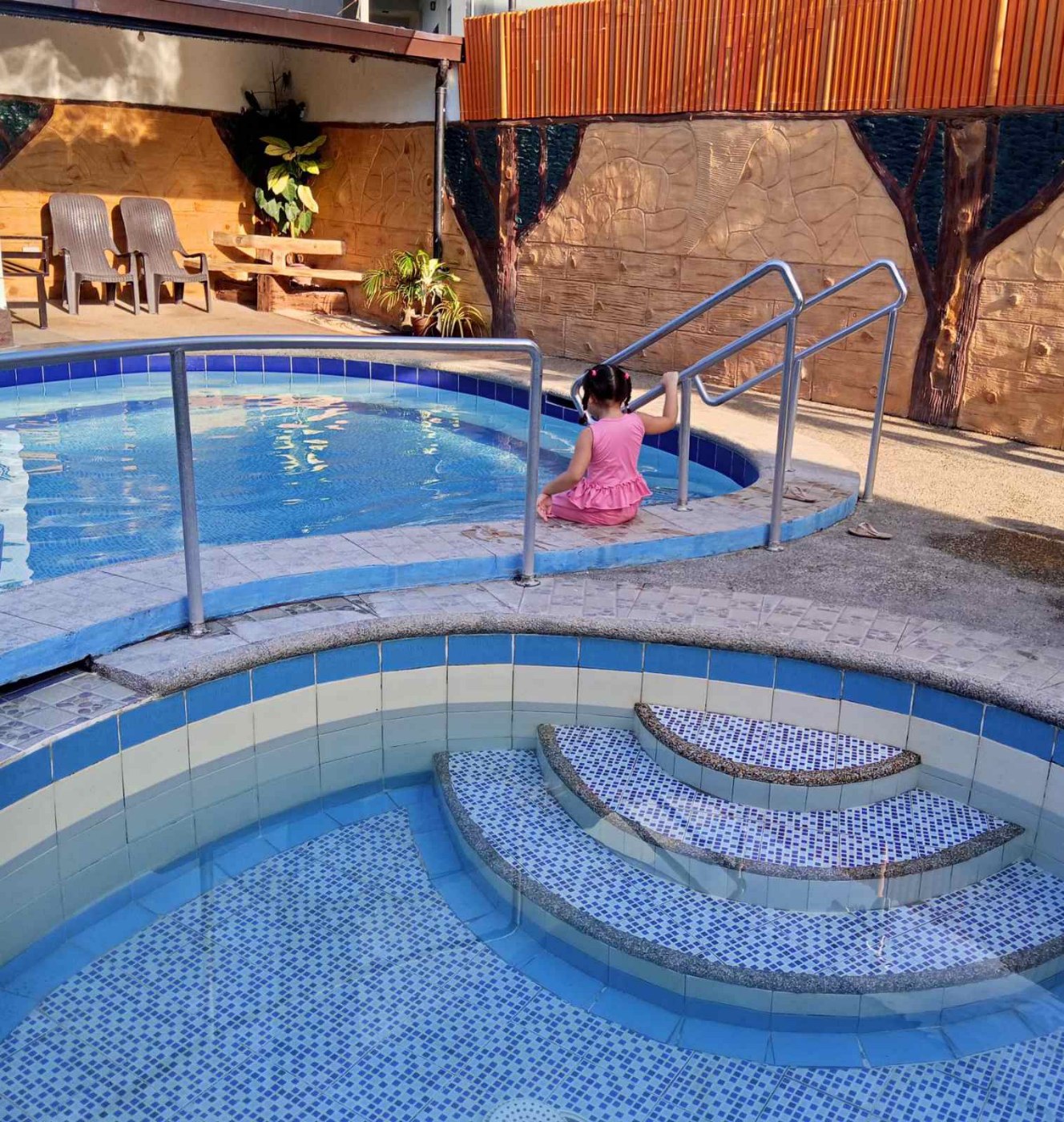 Kiddie pool with slide